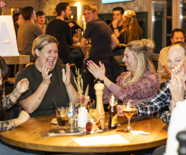 Juichende deelnemers tijdens een pubquiz